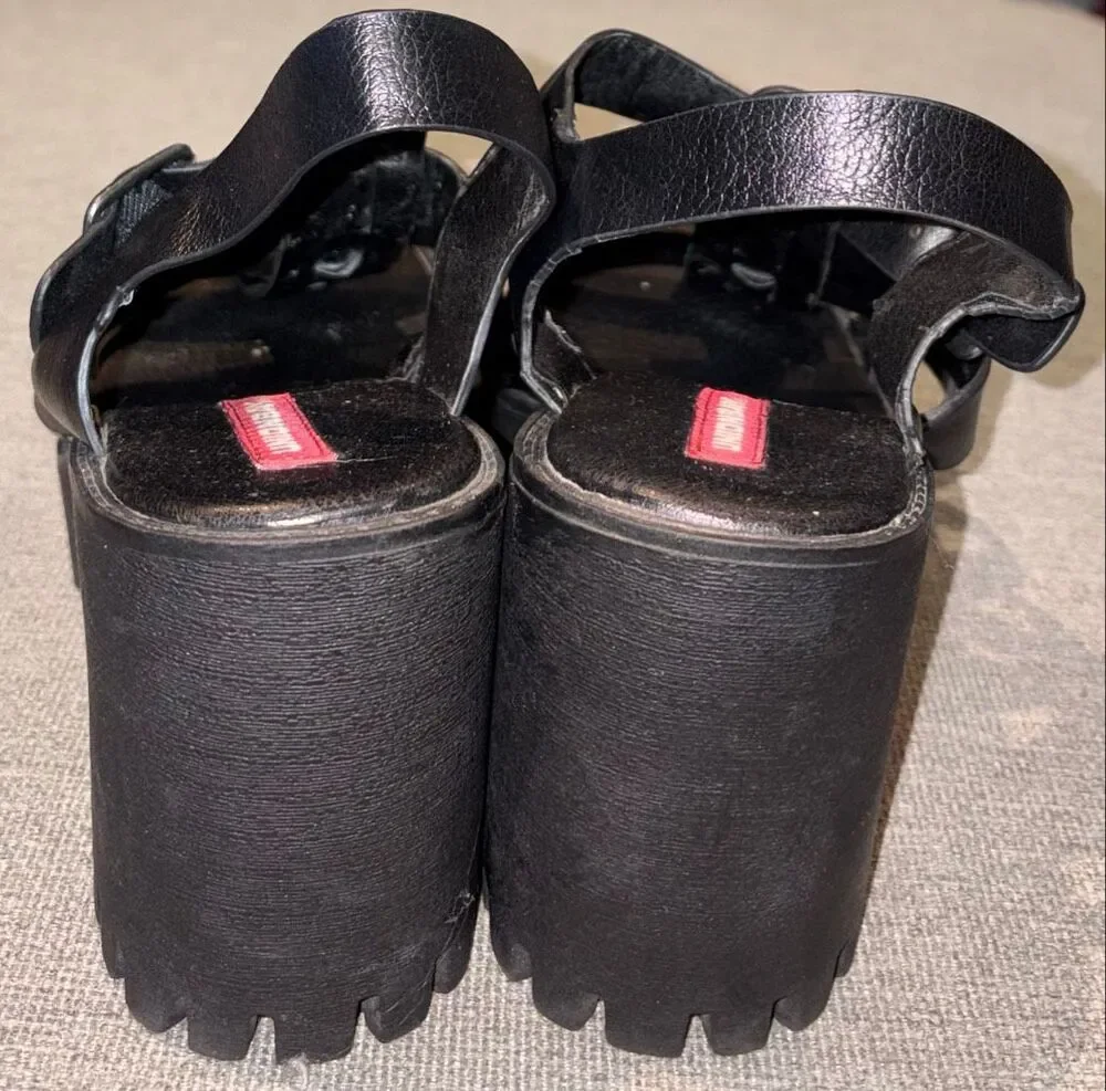 Unionbay Lucca Platform Sandals, a vintage Y2K-era style known for its chunky si
